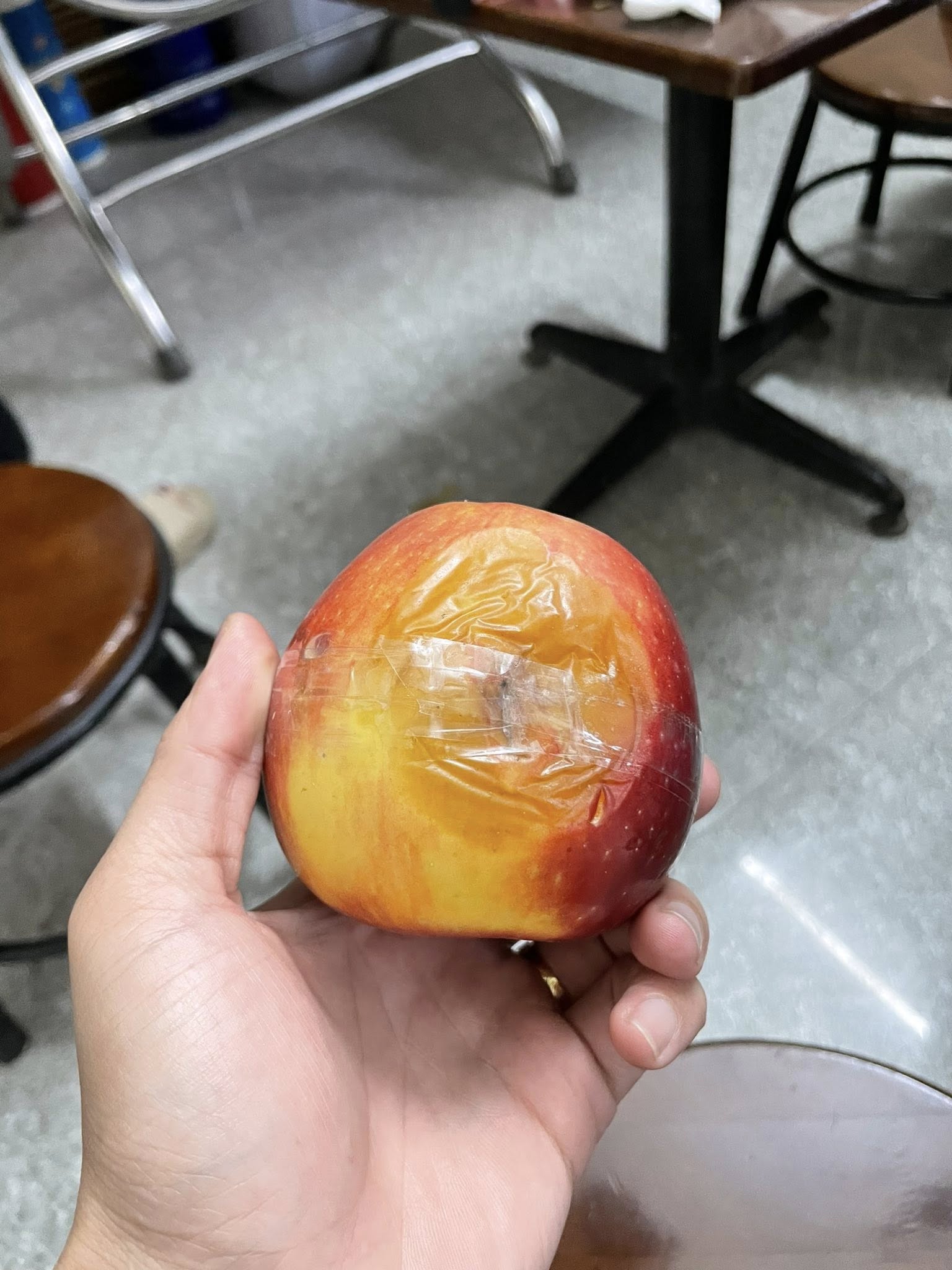 Đặt tráp cưới 11,5 triệu nhưng nhận về toàn hoả quả thối rữa, chú rể phải xin lỗi bố mẹ vợ: Phía dịch vụ nói gì?