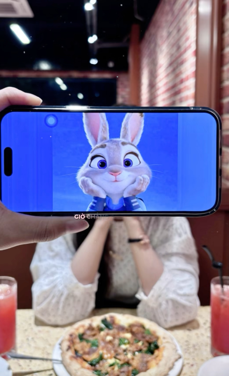 Nhiều cặp đôi nhanh chóng đu trend (Ảnh: @thuy.trgg)