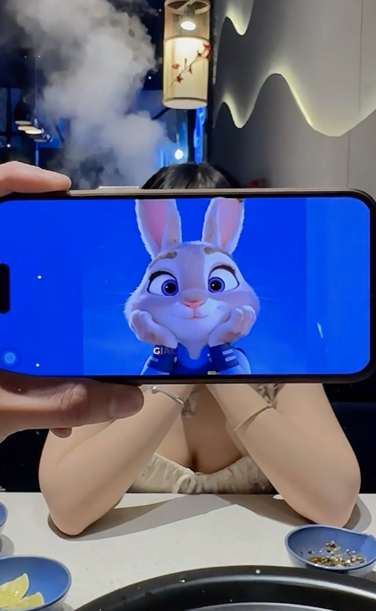 Trend này viral một phần cũng vì các nhân vật dễ thương trong phim, một phần vì dễ thực hiện (Ảnh: @wynh26)