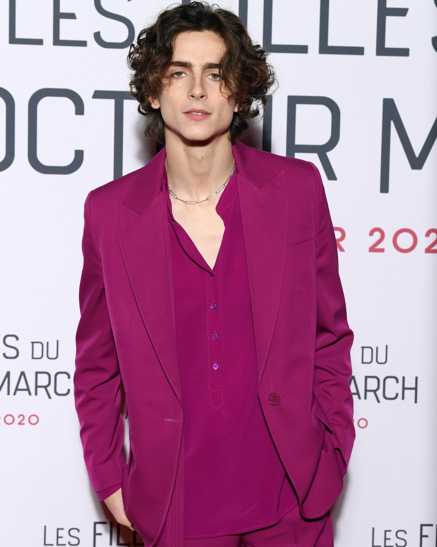 Một trong những bộ cánh rực rỡ tôn lên vẻ đẹp phi giới tính của Timothée trong quá khứ, không chắc sẽ còn hiệu nghiệm với vẻ ngoài của anh hiện tại (Ảnh Diet Prada). 