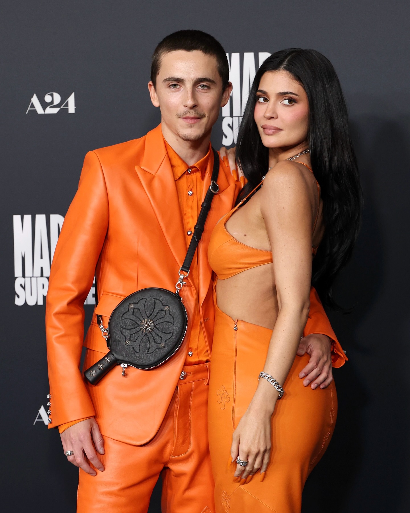 Cùng là một bộ cánh monochrome nhưng ở hiện tại cách Timothée thể hiện khiến người xem thấy 