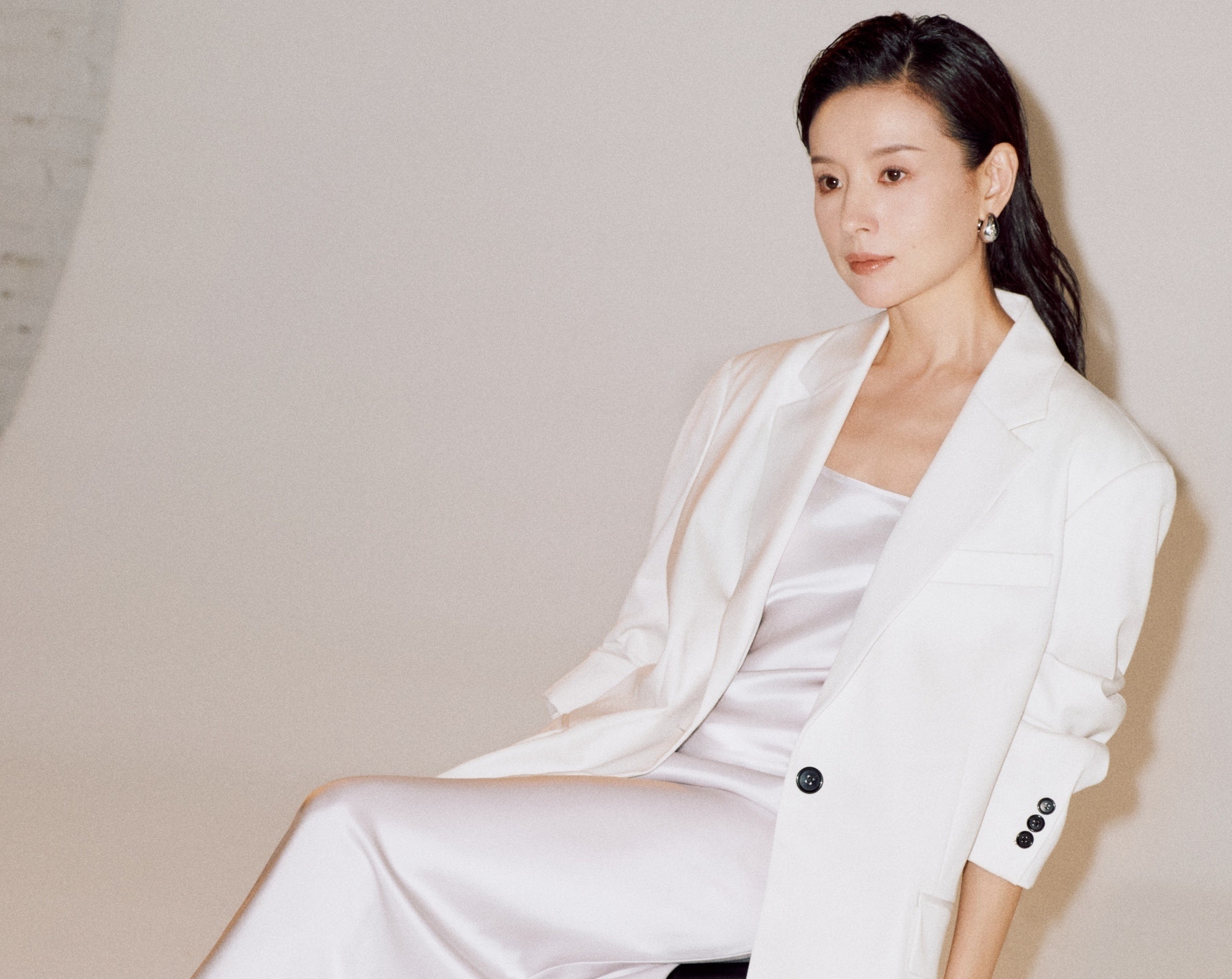 Nhờ ngoại hình đẹp, Đổng Khiết vượt qua nhiều sóng gió