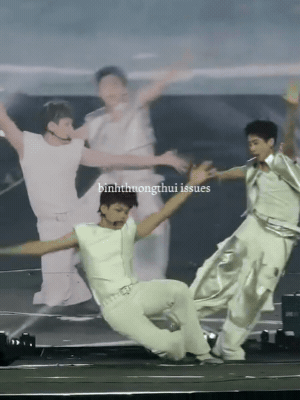 buitruonglinh ngã khi đang tạo dáng trên sân khấu 