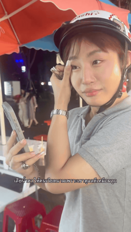 Khách Thái bật khóc nức nở giữa Đà Nẵng: 