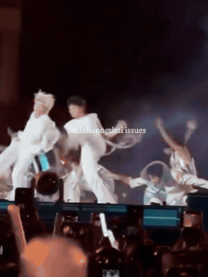 Nam ca sĩ tiếp tục va vào bạn diễn khi đang thực hiện vũ đạo 