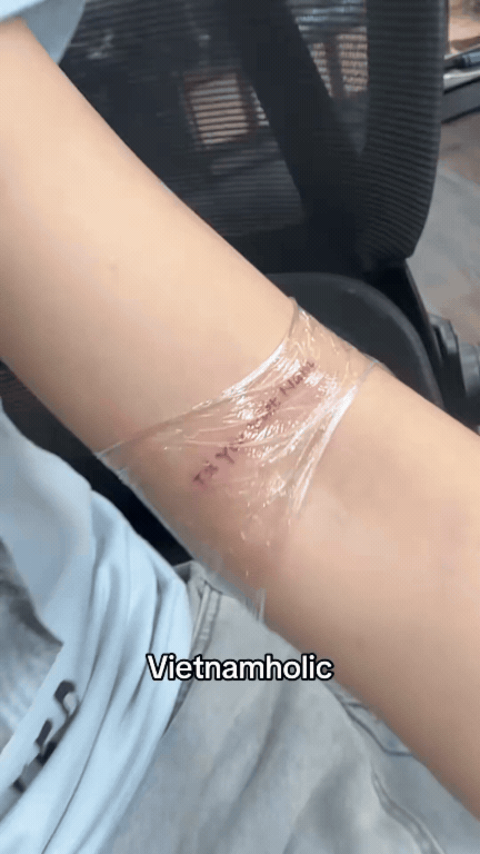 Nam du khách đã xăm lên tay 