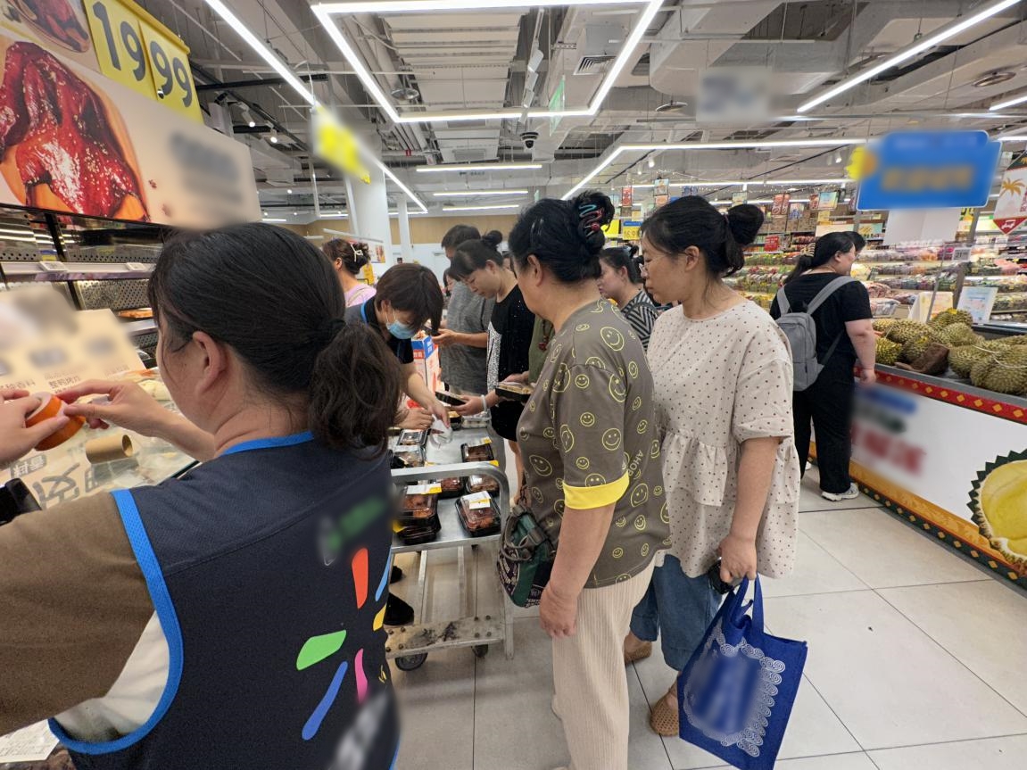 Đại hội mua sắm, so sánh giá cả của các bà nội trợ bắt đầu.