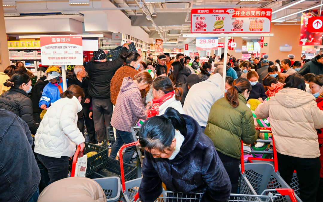 Các siêu thị đông đúc sau 8h tối. Nhiều người cũng chỉ rảnh sau khung giờ này để đi mua sắm. Ảnh minh họa.