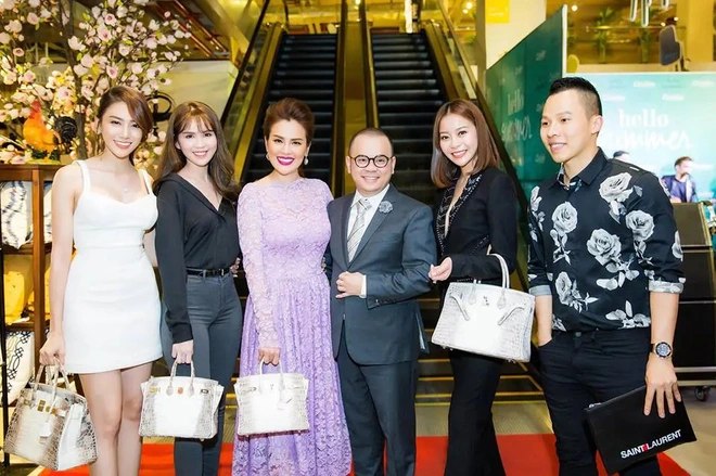  Ngọc Trinh từng vướng bàn tán khi chung khung hình với dàn người đẹp đều mang chiếc túi Hermès da cá sấu bạch tạng. Ảnh: MXH  