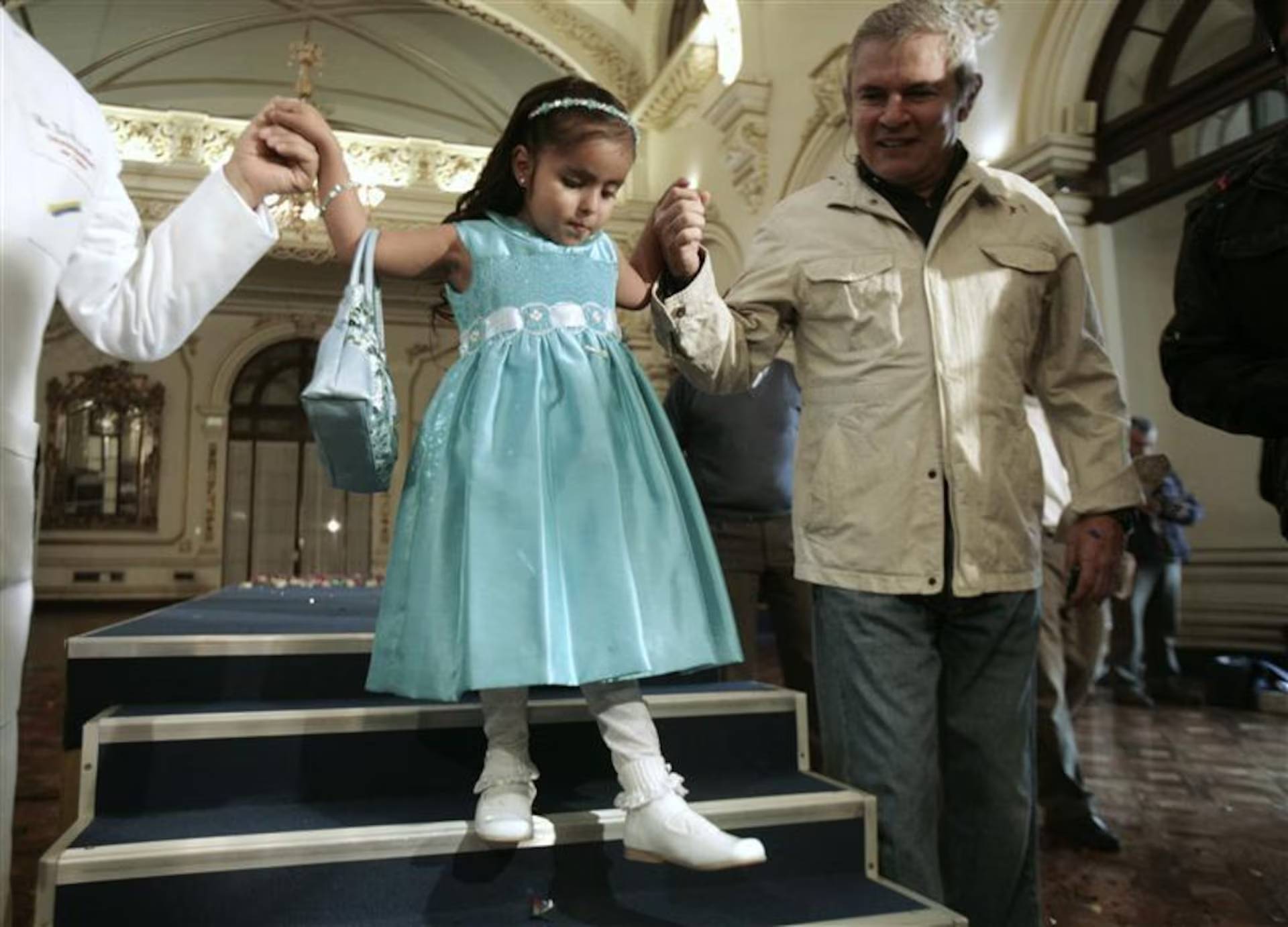 Nàng tiên cá ngoài đời thực: Bé gái chào đời với đôi chân dính liền và 15 năm sống năm phi thường như 