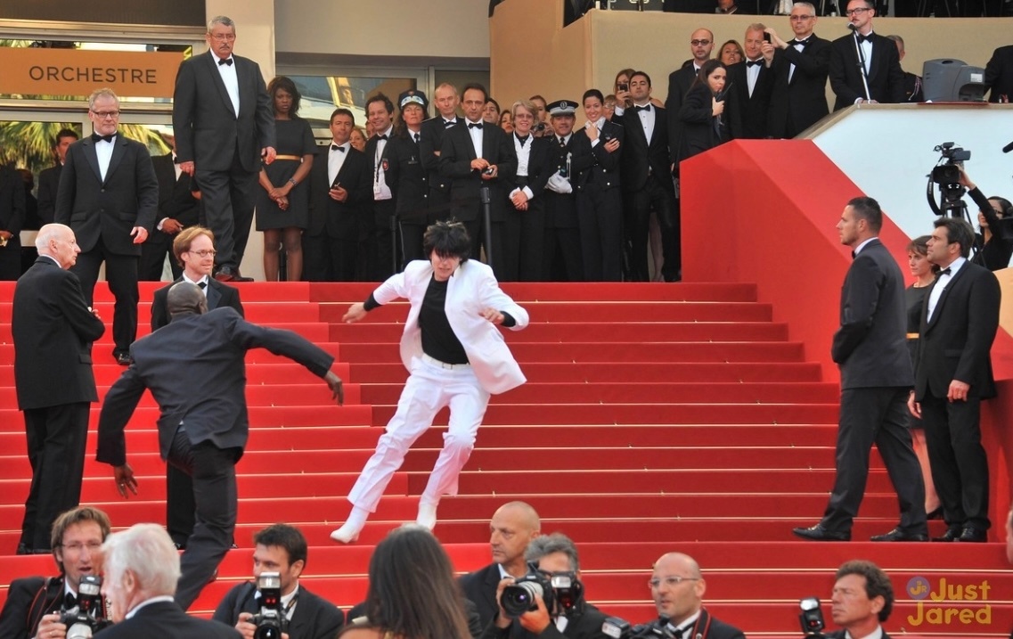 Rần rần khoảnh khắc Timothée Chalamet té lộn cổ trên thảm đỏ Oscar, thực hư ra sao?