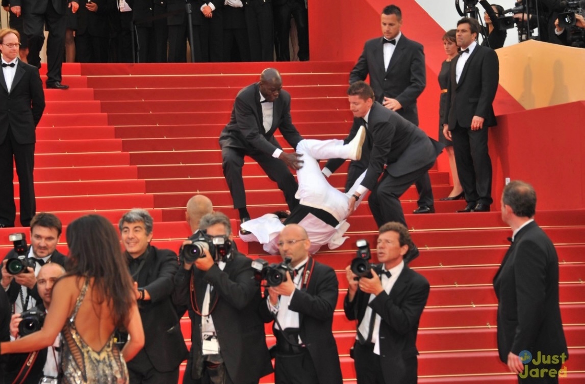 Hóa ra khoảnh khắc té ngã nói trên được chụp lại tại LHP Cannes 2011 ở Pháp, không hề liên quan đến gì đến Timothée Chalamet tại Oscar 2026. Ảnh: Just Jared. 