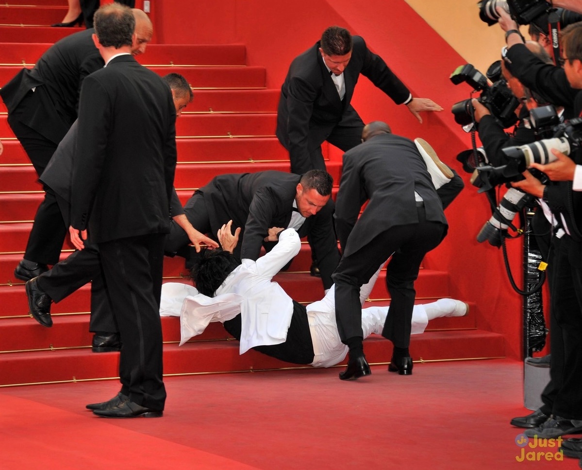 Đến nay vẫn không ai biết danh tính chàng trai ngã lộn cổ trên. Tuy nhiên, khoảnh khắc này đã trở thành meme lan truyền khắp MXH nhiều năm qua. Ảnh: Just Jared. 