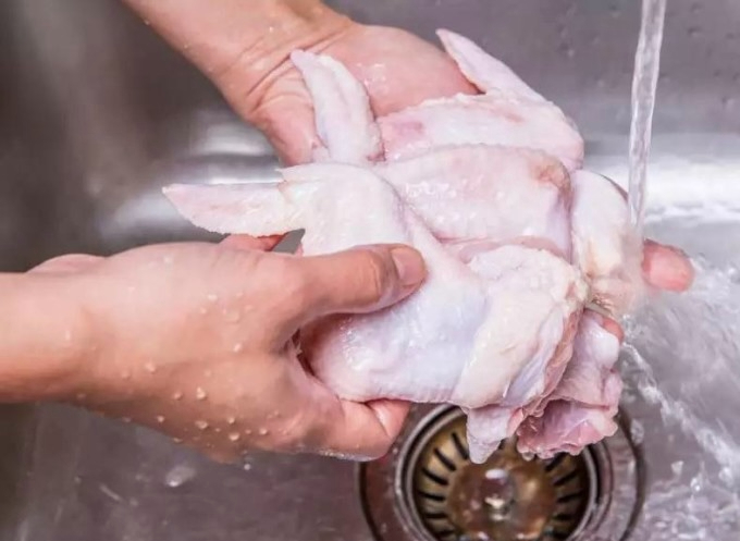 Rửa thịt dưới vòi nước: Thói quen tưởng 