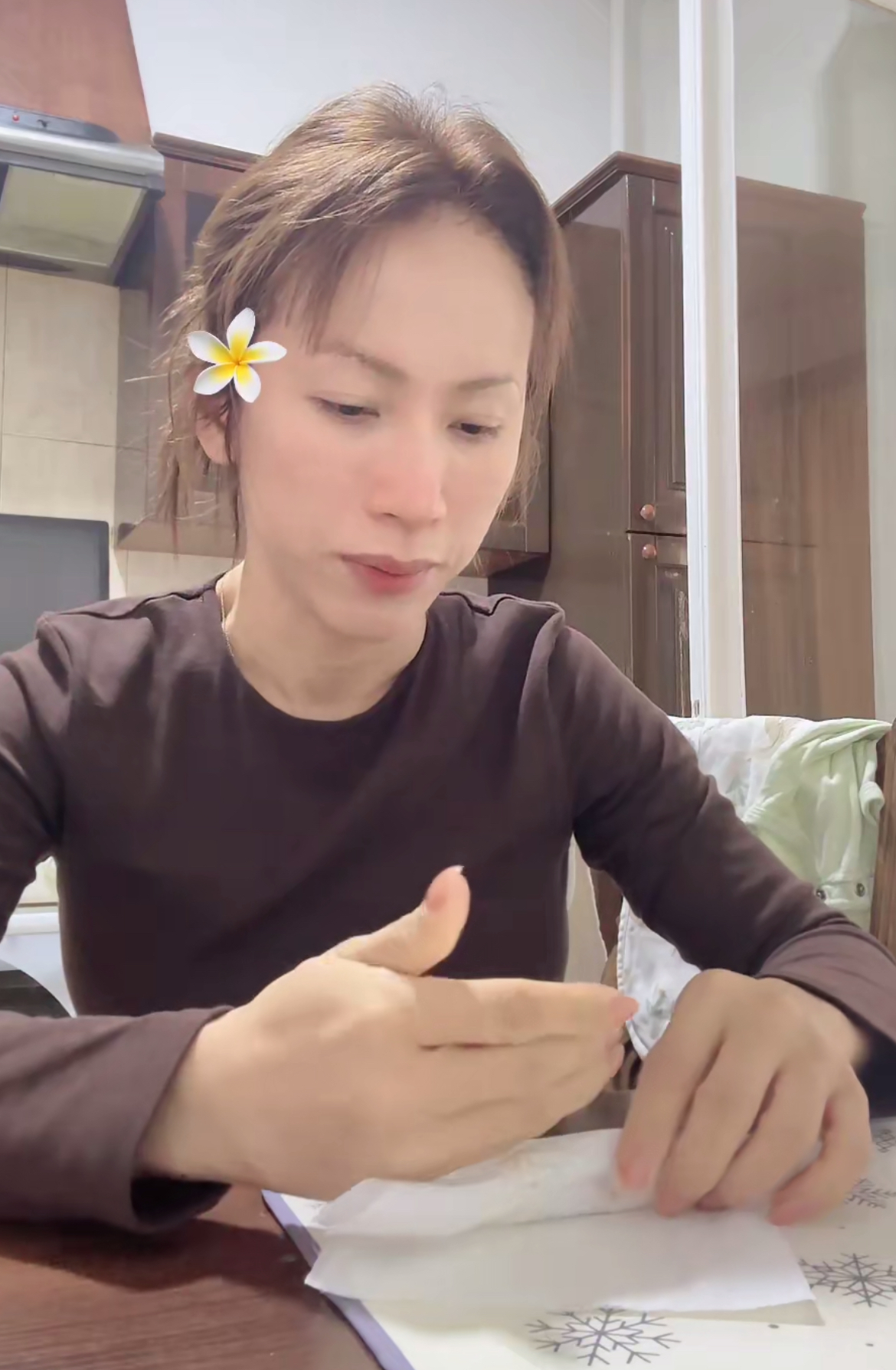 Lộ Lộ cho biết cô rất lo lắng cho tình hình 2 em bé, vì hiện tại chưa đủ giấy tờ để đưa các con về Việt Nam 