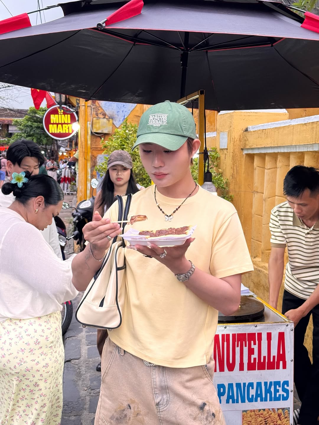 Nam du khách xúc động trước tình cảm mà người bản địa dành cho mình. Ảnh: @foofoamm.m