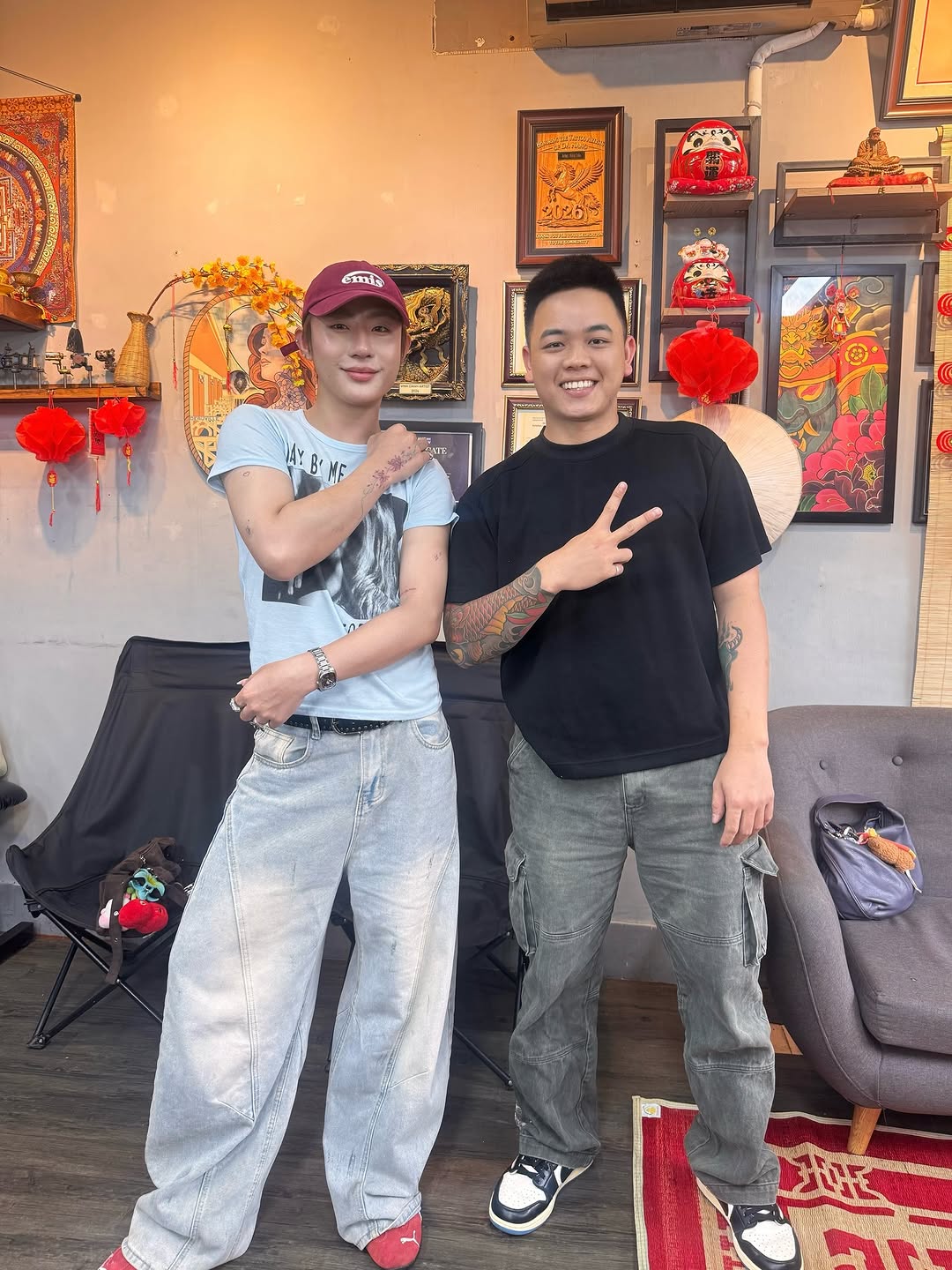 Hình ảnh nam du khách chụp ảnh cùng người đã xăm hình cho mình. Ảnh: @foofoamm.m