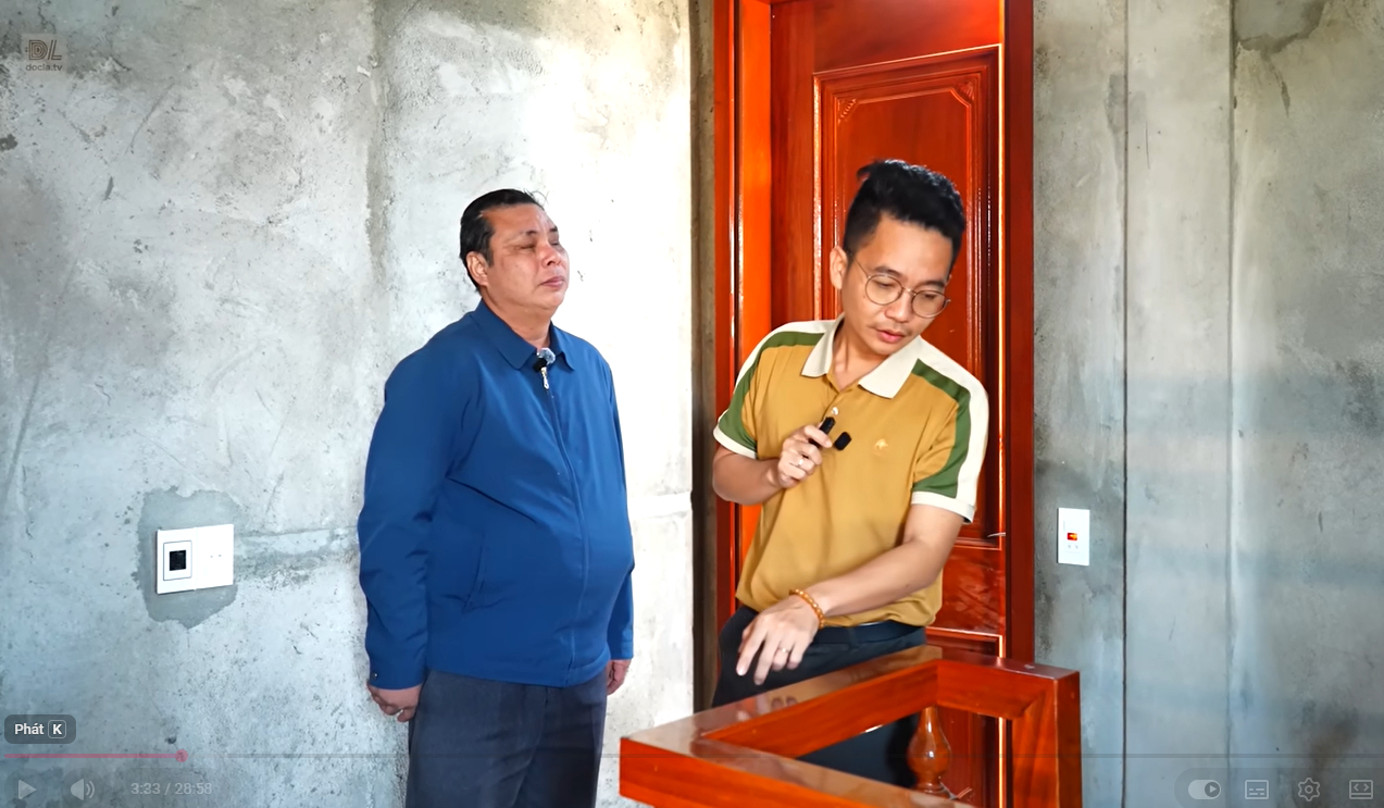 Trong quá trình xây dựng ngôi nhà, anh Hậu từng không may ngã từ tầng 2 xuống đất và bị gãy 4 chiếc xương sườn