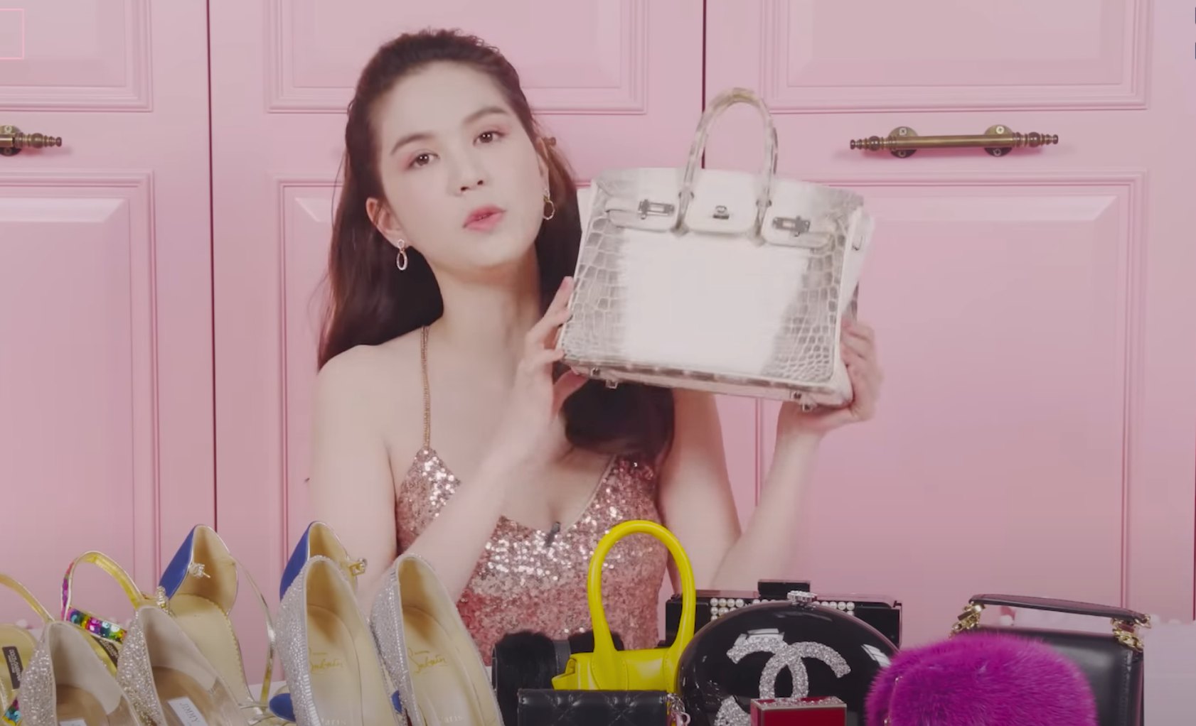 Ngọc Trinh cho biết chiếc túi Hermès của cô được mua tại Mỹ với giá trên hóa đơn khoảng 60.000 USD. Ảnh: Ngọc Trinh