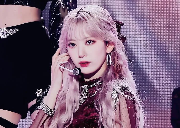 Sakura trong thời kỳ đỉnh cao nhan sắc khi còn hoạt động cùng IZ*ONE (Ảnh: X)