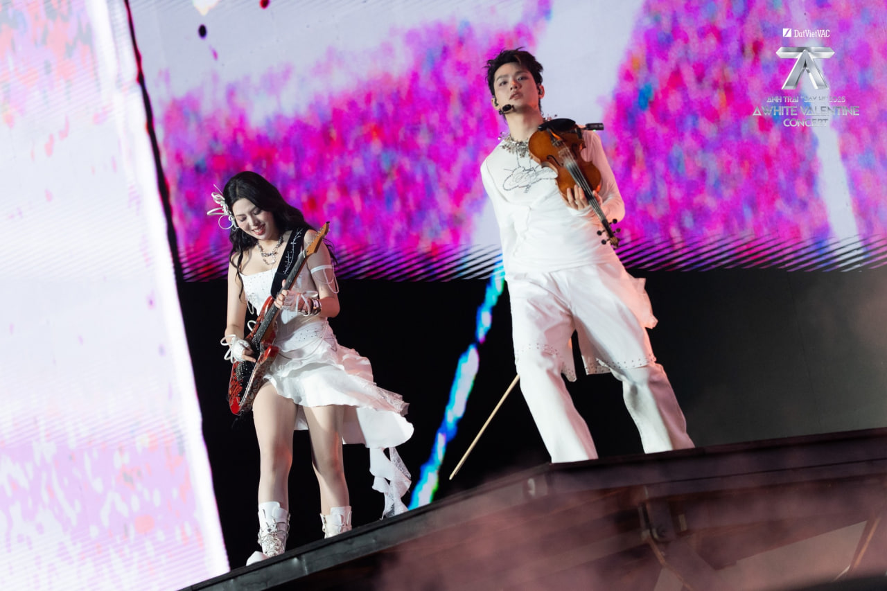 Điểm nhấn đặc biệt của concert là màn song đấu nhạc cụ giữa các Anh Trai và dàn Em Xinh (Ảnh: Anh Trai Say Hi)