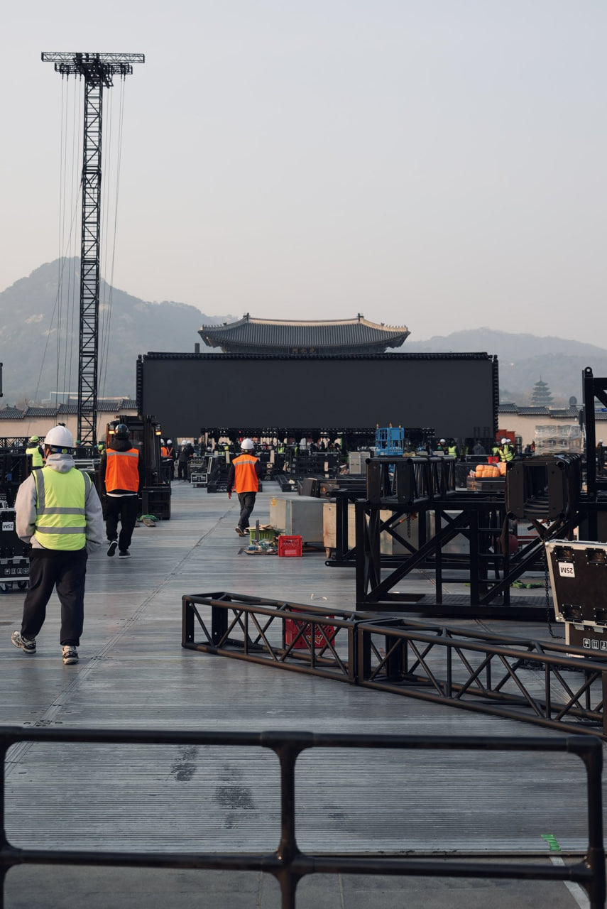 Hình ảnh về sân khấu comeback đang thi công được người hâm mộ cập nhật mỗi ngày (Ảnh: X)