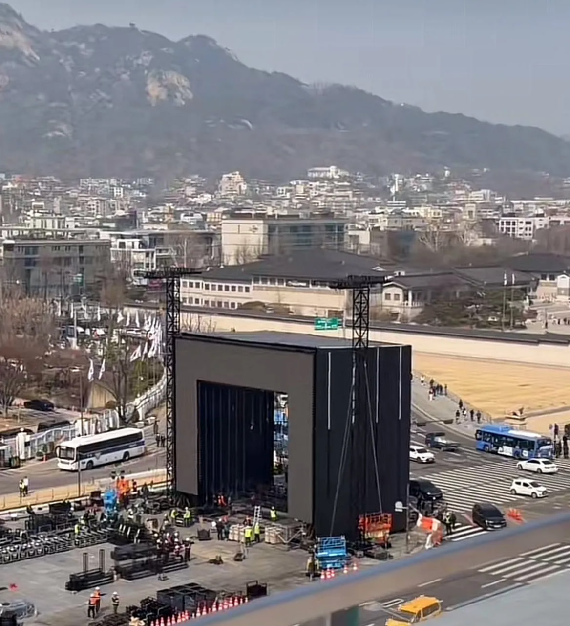 Fandom phiền nhất thế giới: Cả nhóm người soi camera an ninh, giám sát màn comeback của 7 chàng trai quyền lực nhất Hàn Quốc