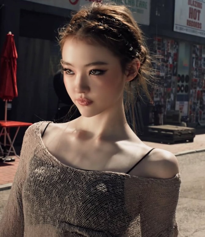 Ella sở hữu visual 10 điểm ở tuổi 18.