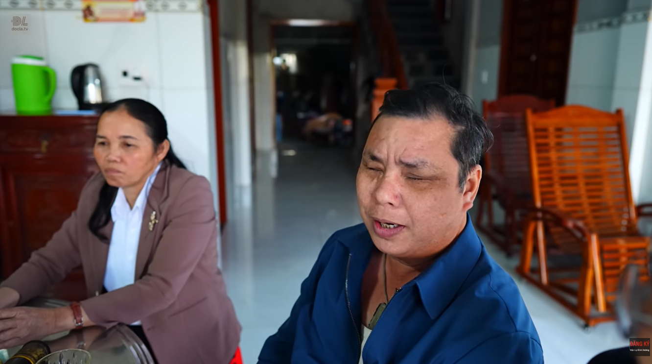 Anh Lê Đình Hậu (xã Quỳnh Tam, tỉnh Nghệ An) dù bị mù nhưng vẫn có thể chạy xe máy, tự lo sinh hoạt cho bản thân