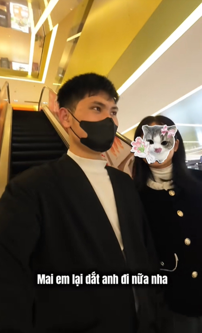 Cặp đôi thỉnh thoảng cùng nhau đi ăn, đi xem phim,... 