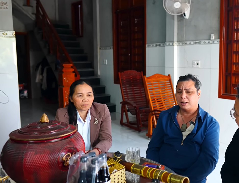 Vợ chồng anh Hậu rong ruổi khắp các tỉnh thành để bán tăm bông suốt 34 năm qua 