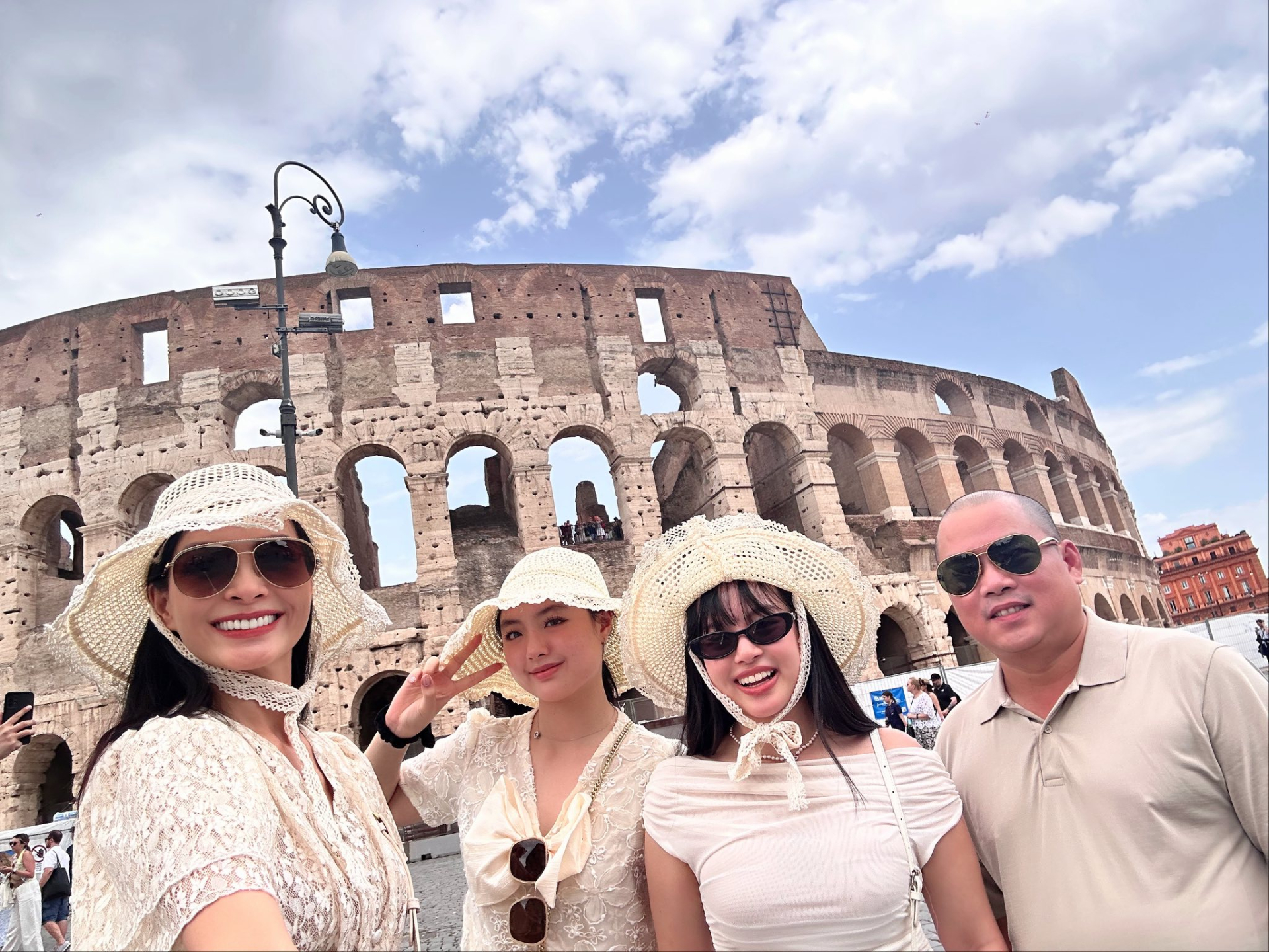 Nhạc sĩ Minh Khang đi chơi golf, du lịch nước ngoài liên tục