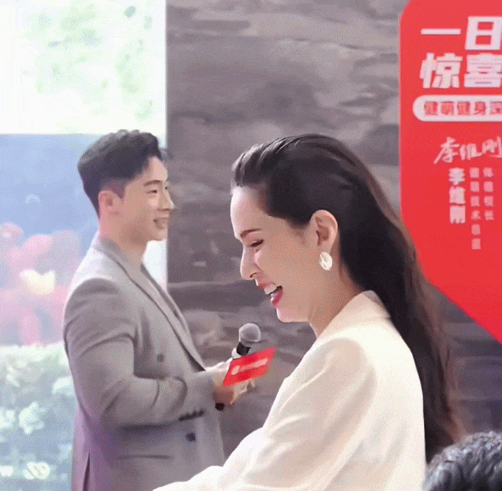 Lý Nhược Đồng đẹp không góc chết, thần thái rạng rỡ trong sự kiện