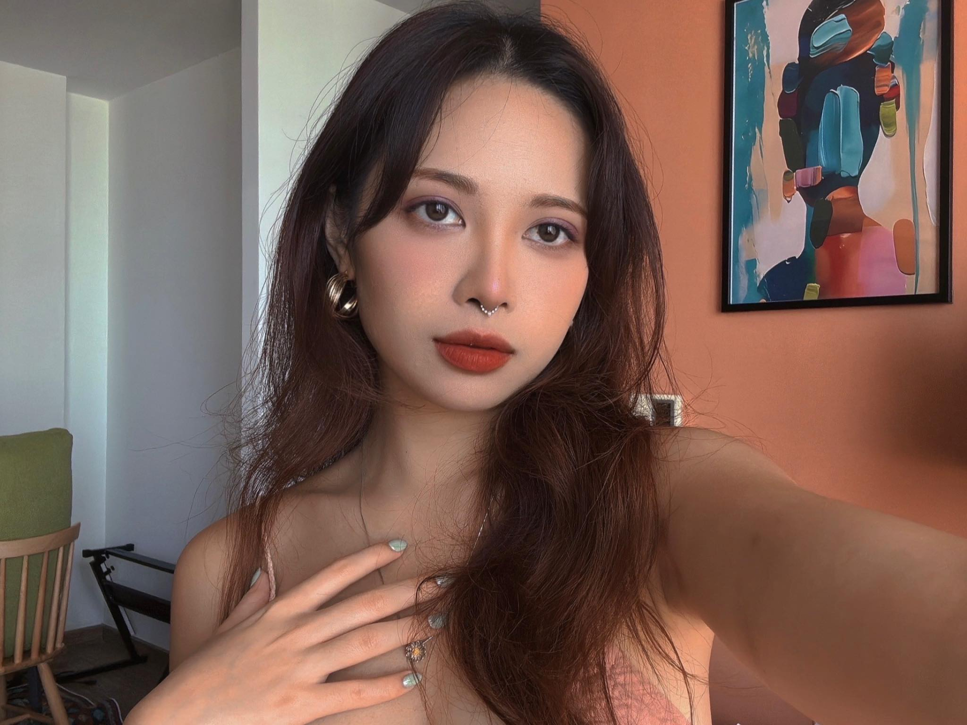 M Naive hiện tại sở hữu visual cuốn hút, thăng hạng rõ rệt