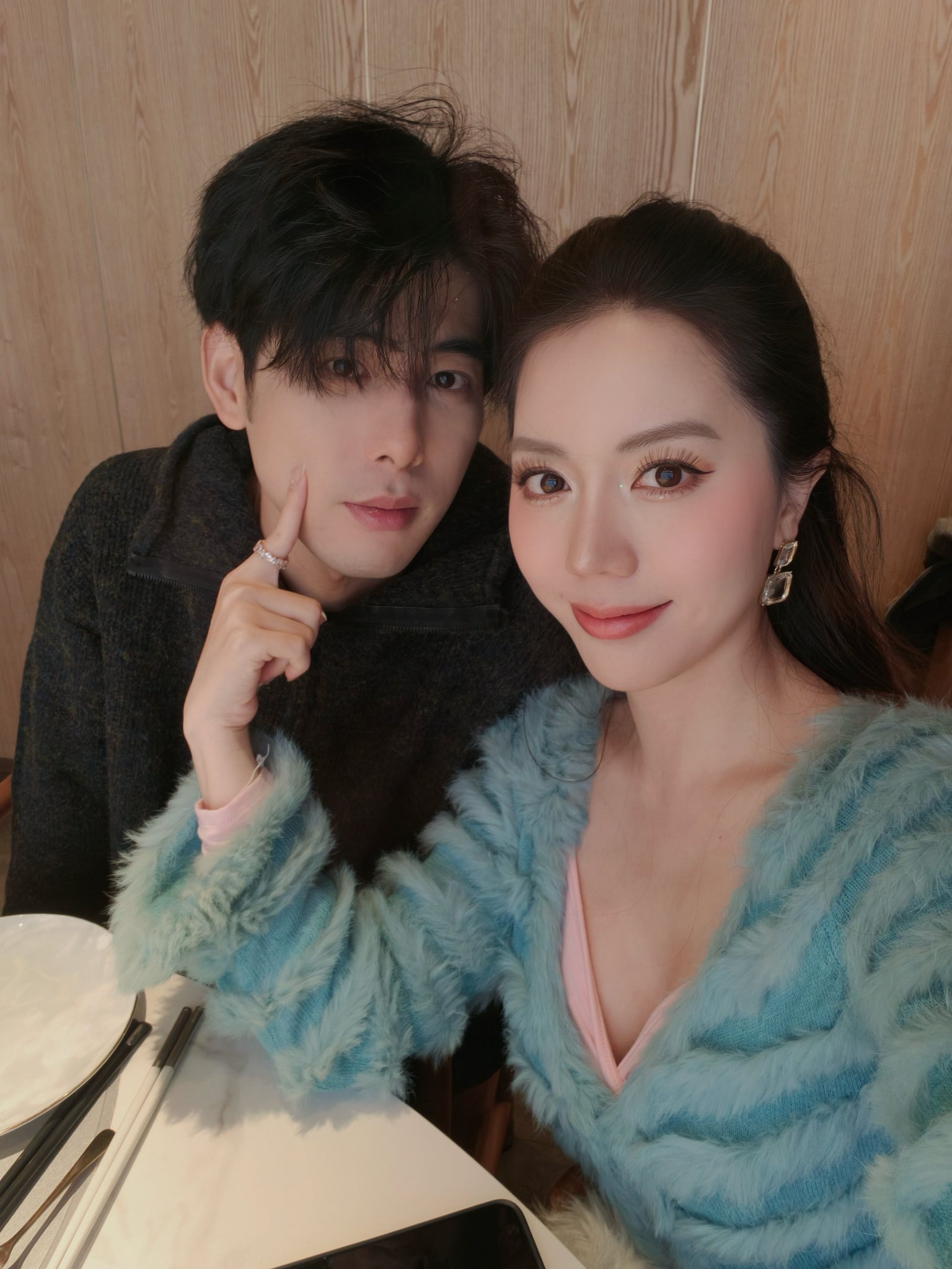 Hồng Hạnh cùng với một số chàng trai mà cô đã book để đi chơi cùng tại Trung Quốc (Ảnh: FBNV)