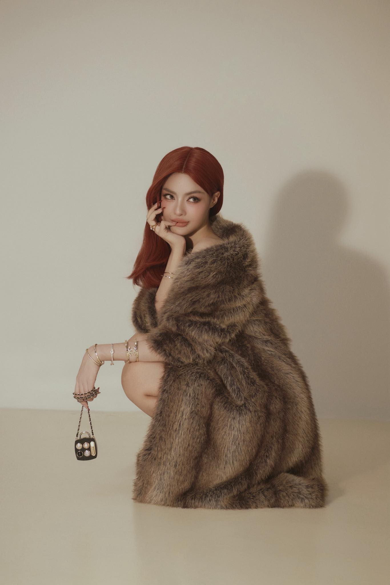 Bức ảnh bị chụp lén khiến Á hậu Lona Kiều Loan lộ bí mật liên quan đến bác sĩ thẩm mỹ