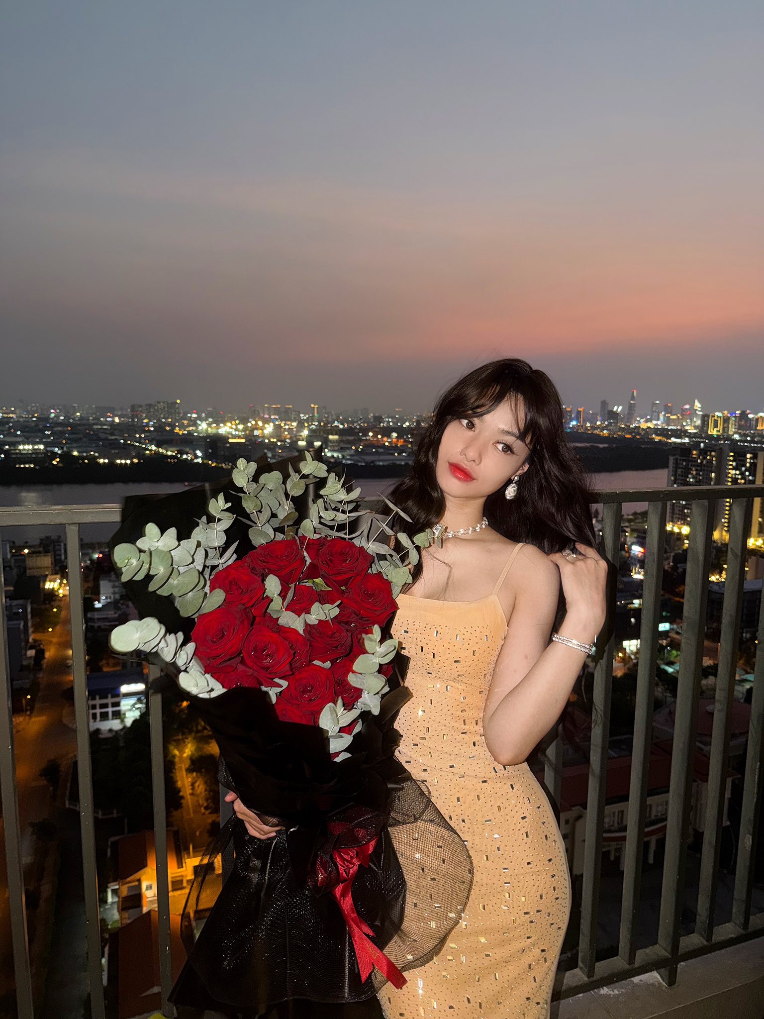   Người đẹp sinh năm 2000 hoạt động showbiz Việt với nhiều vai trò như người dẫn chương trình, rapper, ca sĩ, người mẫu. Ảnh: FBNV  