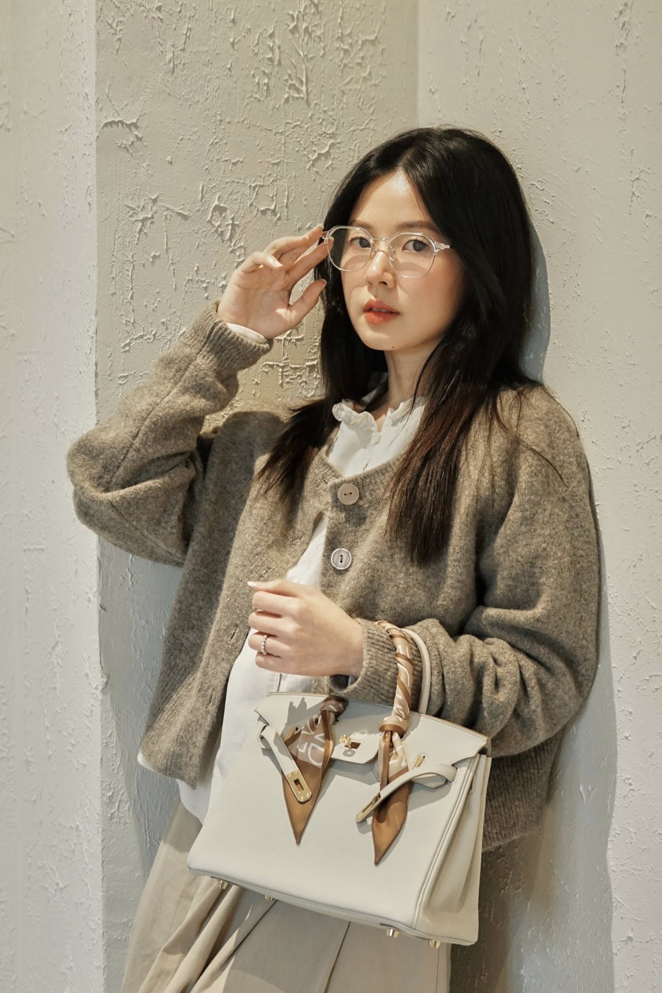 Giảng viên đại học TP.HCM là con dâu tập đoàn danh tiếng: Nhan sắc và tuổi thật chênh lệch đáng kể!