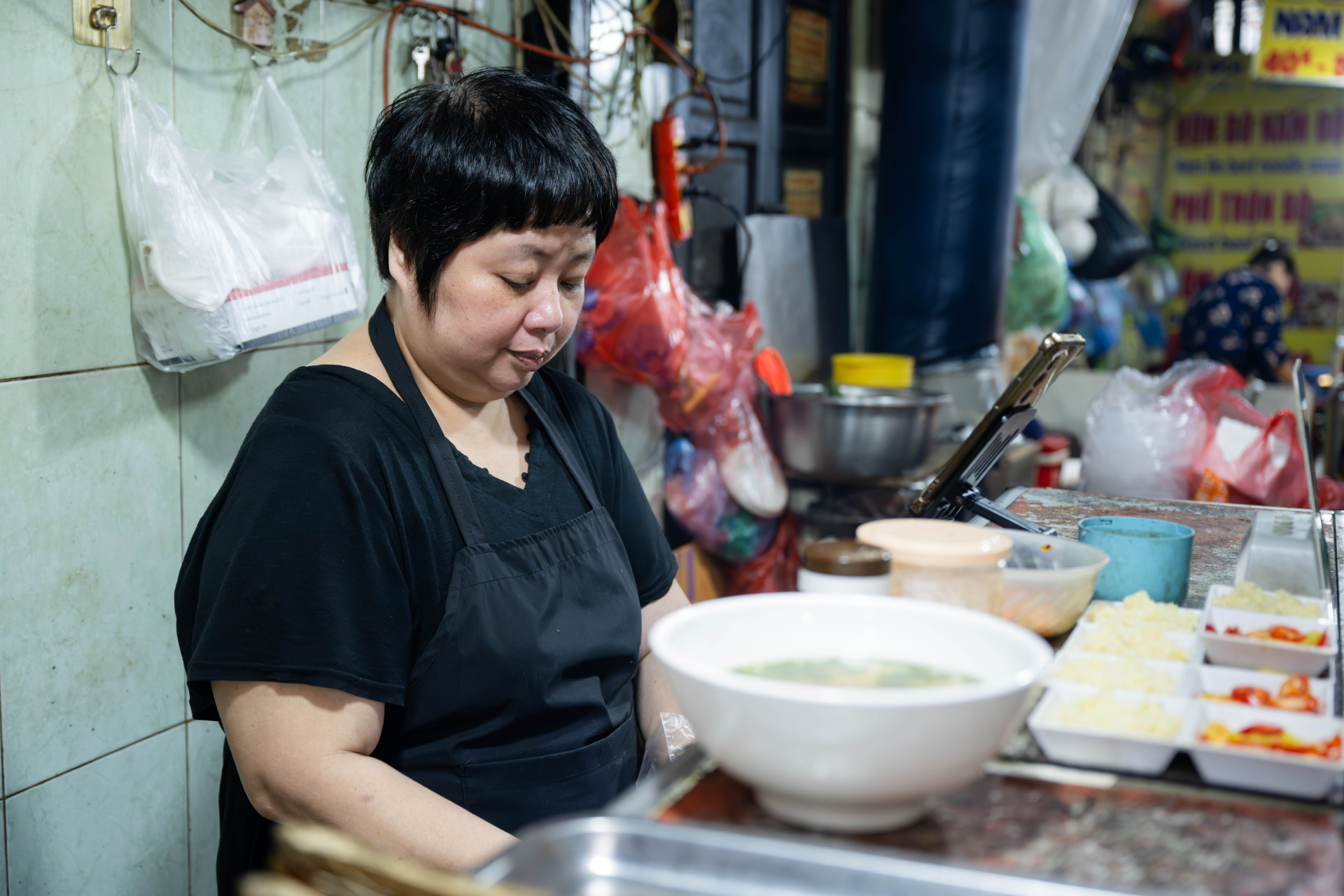 Chủ quán bún riêu cho rằng Quan Không Gờ nói chưa đầy đủ về topping của tô bún riêu