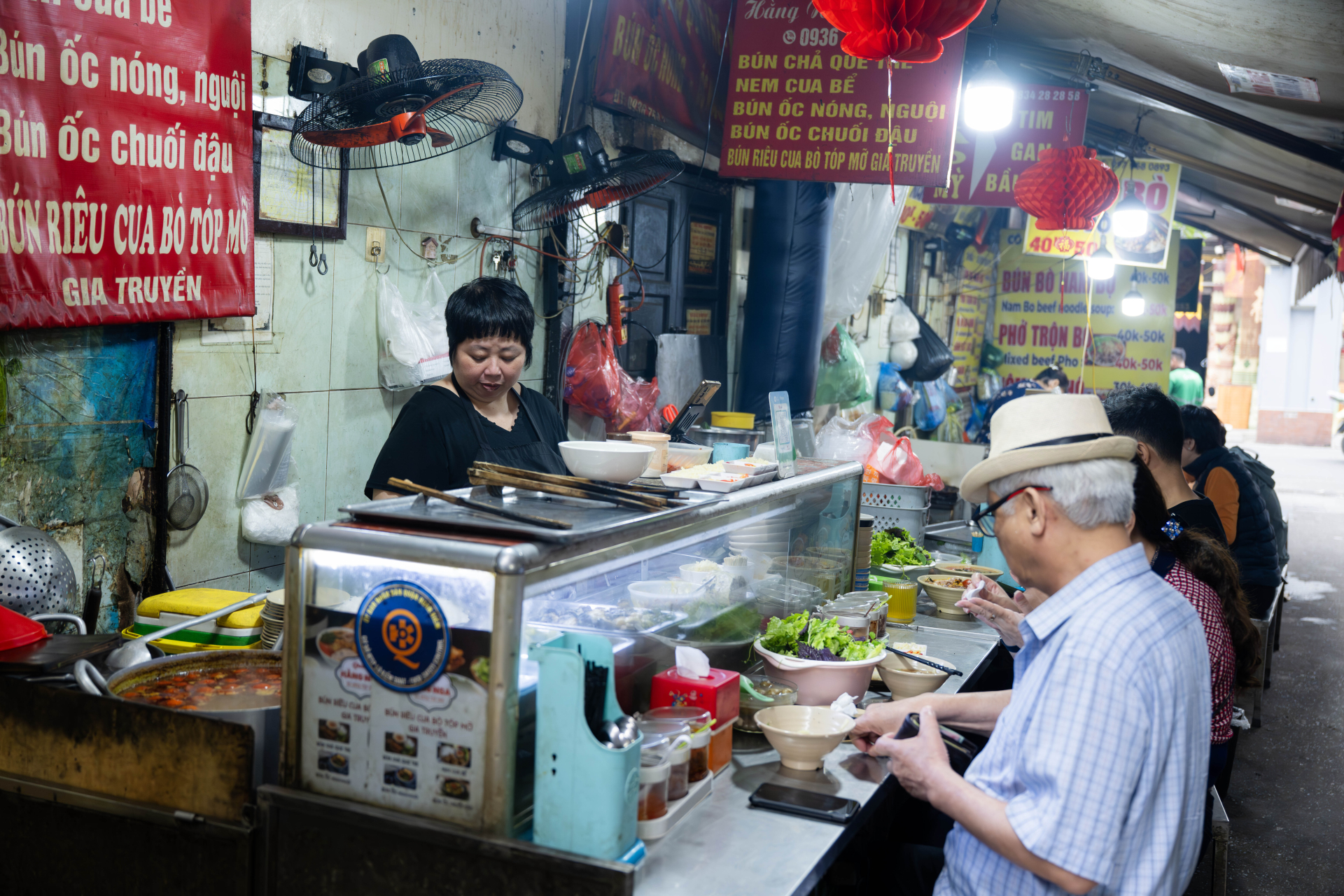 Quán bún riêu ở chợ Đồng Xuân đang gây xôn xao trên các diễn đàn