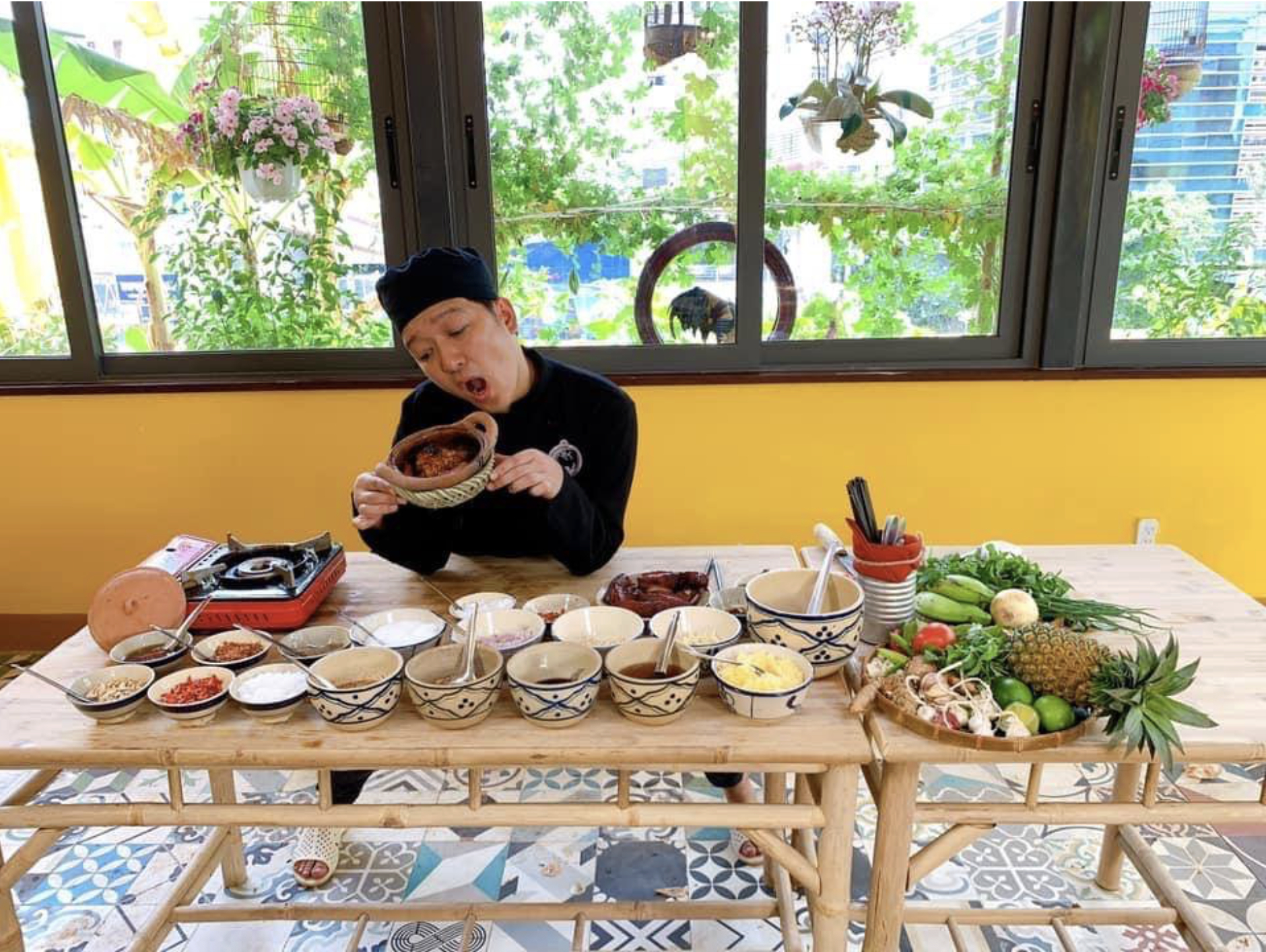 Chuyện gì đang xảy ra với quán cơm của Trường Giang?