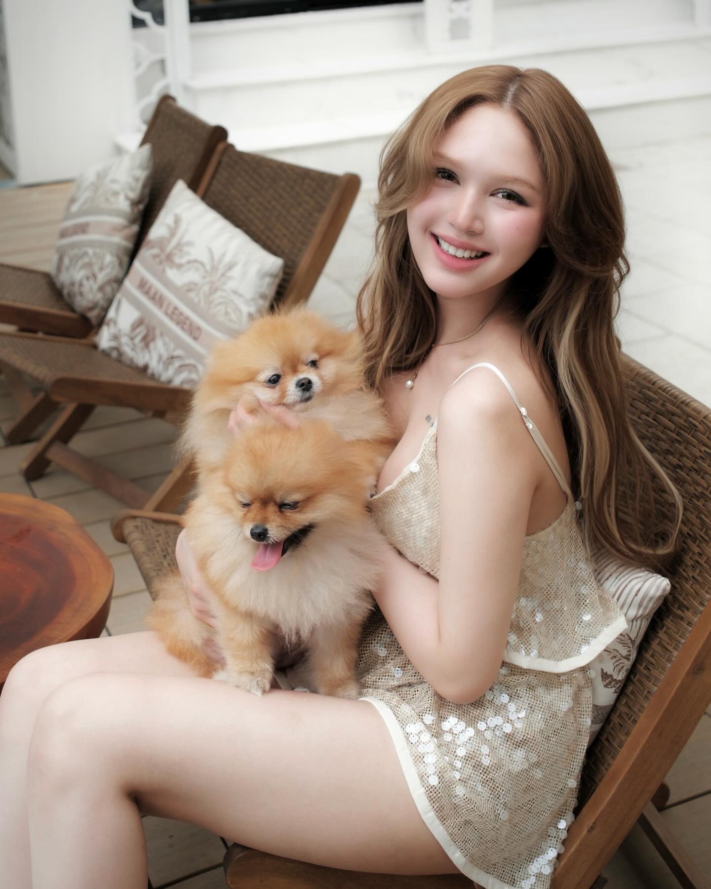 Nếu loại trừ makeup, việc tanning tự nhiên trong thời gian đi biển để có màu da nâu như trên được cho là khá khó đối với người có nước da trắng như Xoài Non (Ảnh IGNV)