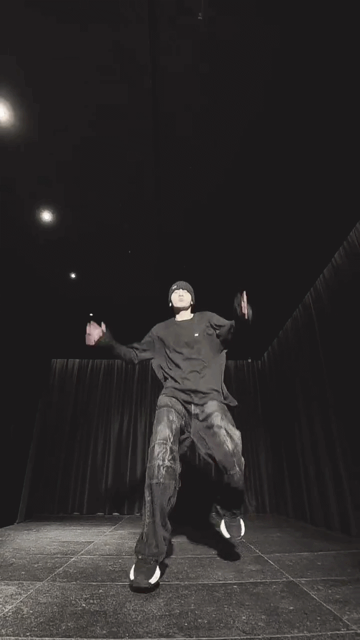 ung Kook còn chủ động biến tấu bằng cách thêm những cú xoay chân kép liên tiếp