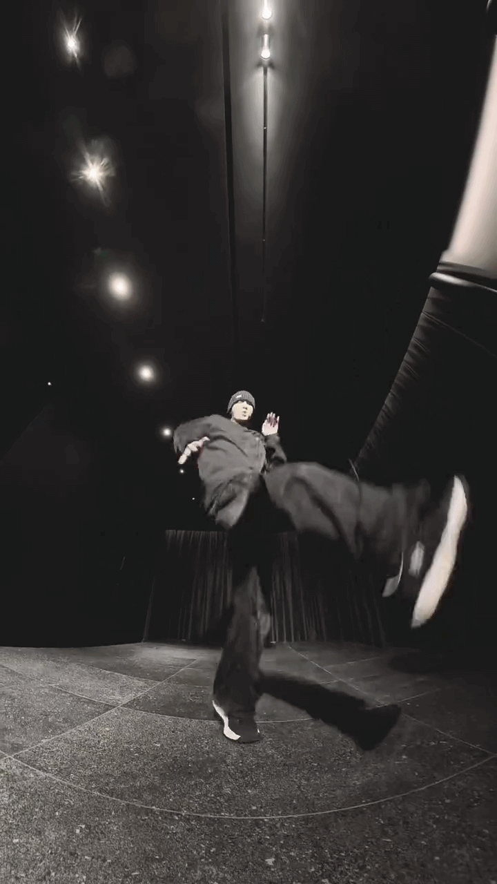 Nhiều fan cho rằng nền tảng Taekwondo đai đen chính là vũ khí bí mật giúp Jungkook kiểm soát cơ thể tốt đến vậy