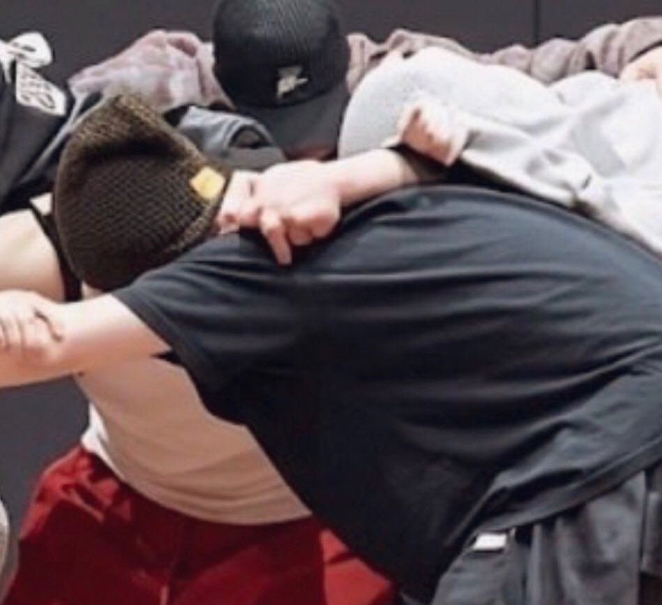 Netizen nghi cặp đôi chia tay do hình xăm trên tay Jungkook đã biến mất. Ảnh: Koreaboo