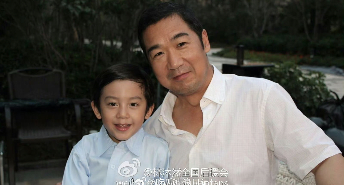 Nhan sắc sau 10 năm của em bé được nửa showbiz bế trên tay đang viral khắp MXH