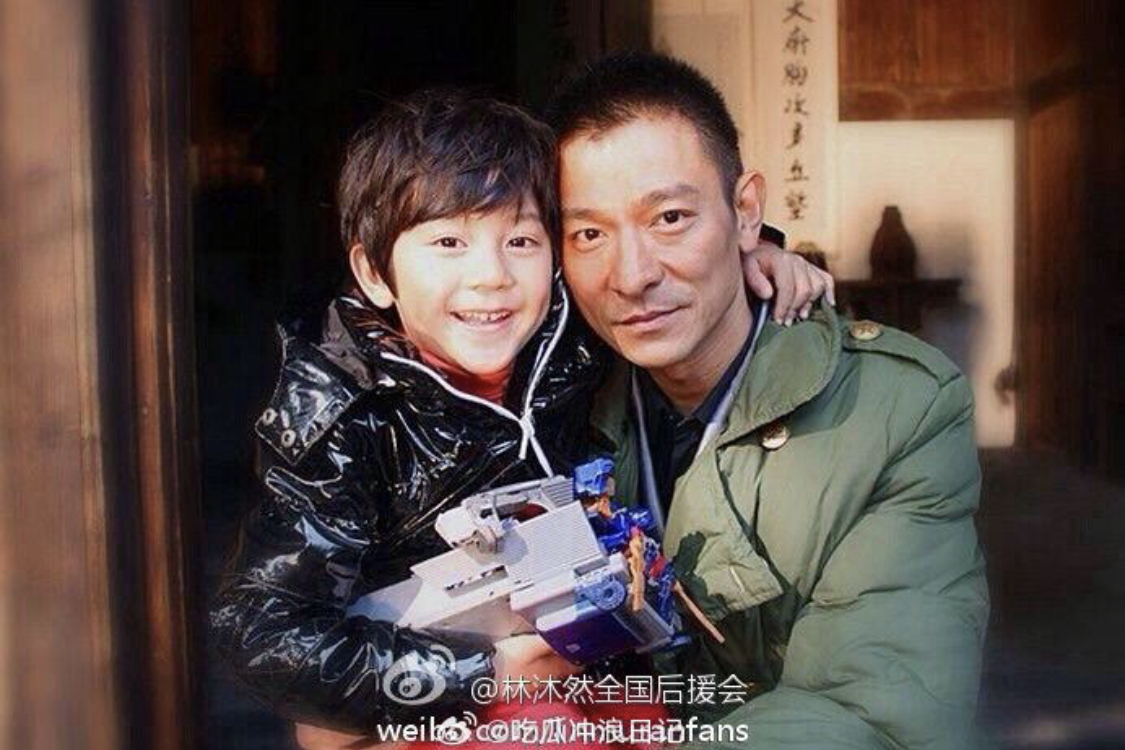 Nhan sắc sau 10 năm của em bé được nửa showbiz bế trên tay đang viral khắp MXH