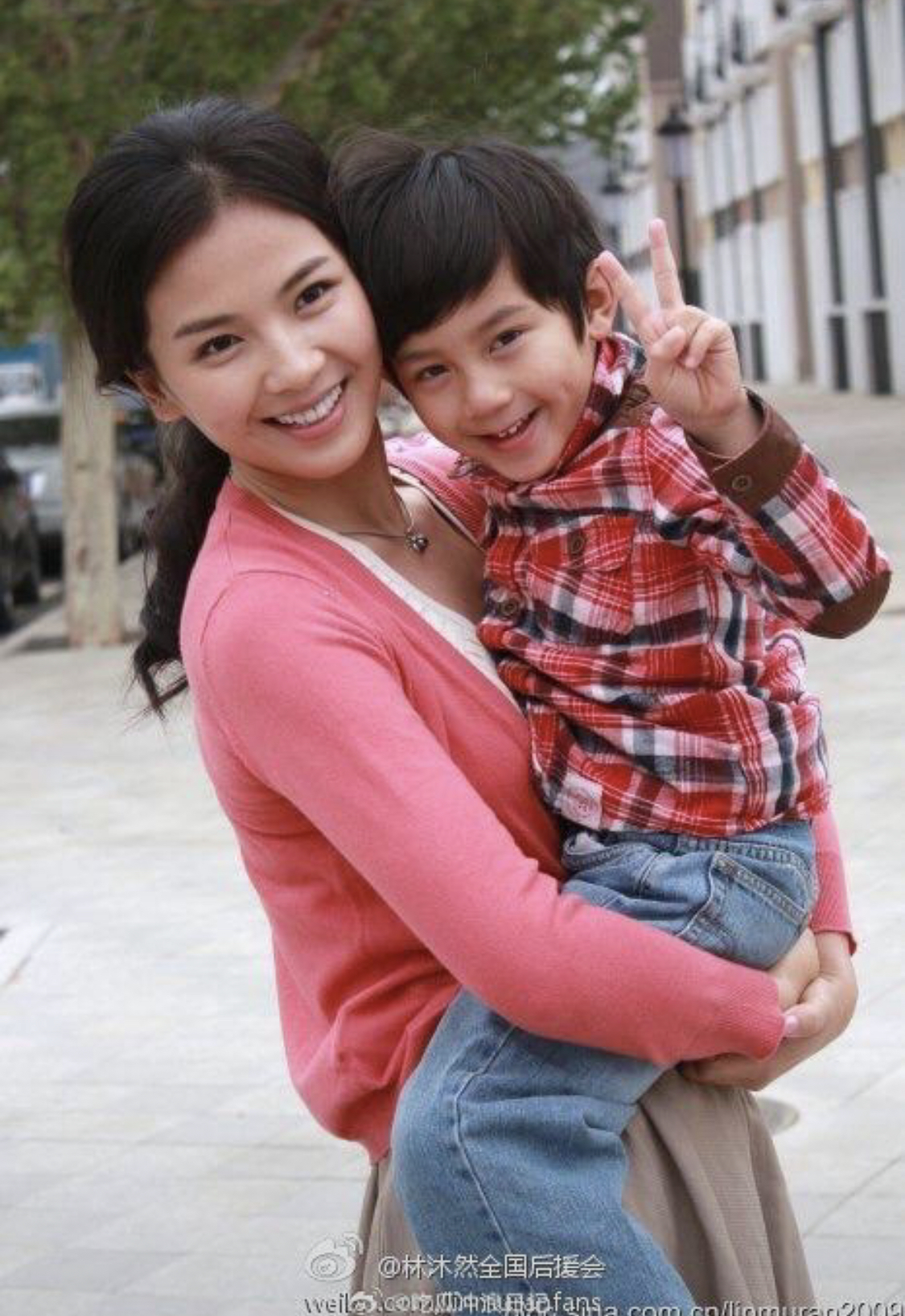 Nhan sắc sau 10 năm của em bé được nửa showbiz bế trên tay đang viral khắp MXH