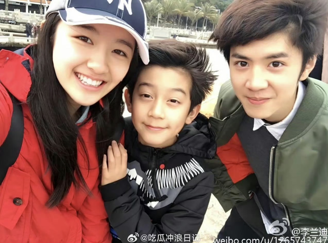 Nhan sắc sau 10 năm của em bé được nửa showbiz bế trên tay đang viral khắp MXH