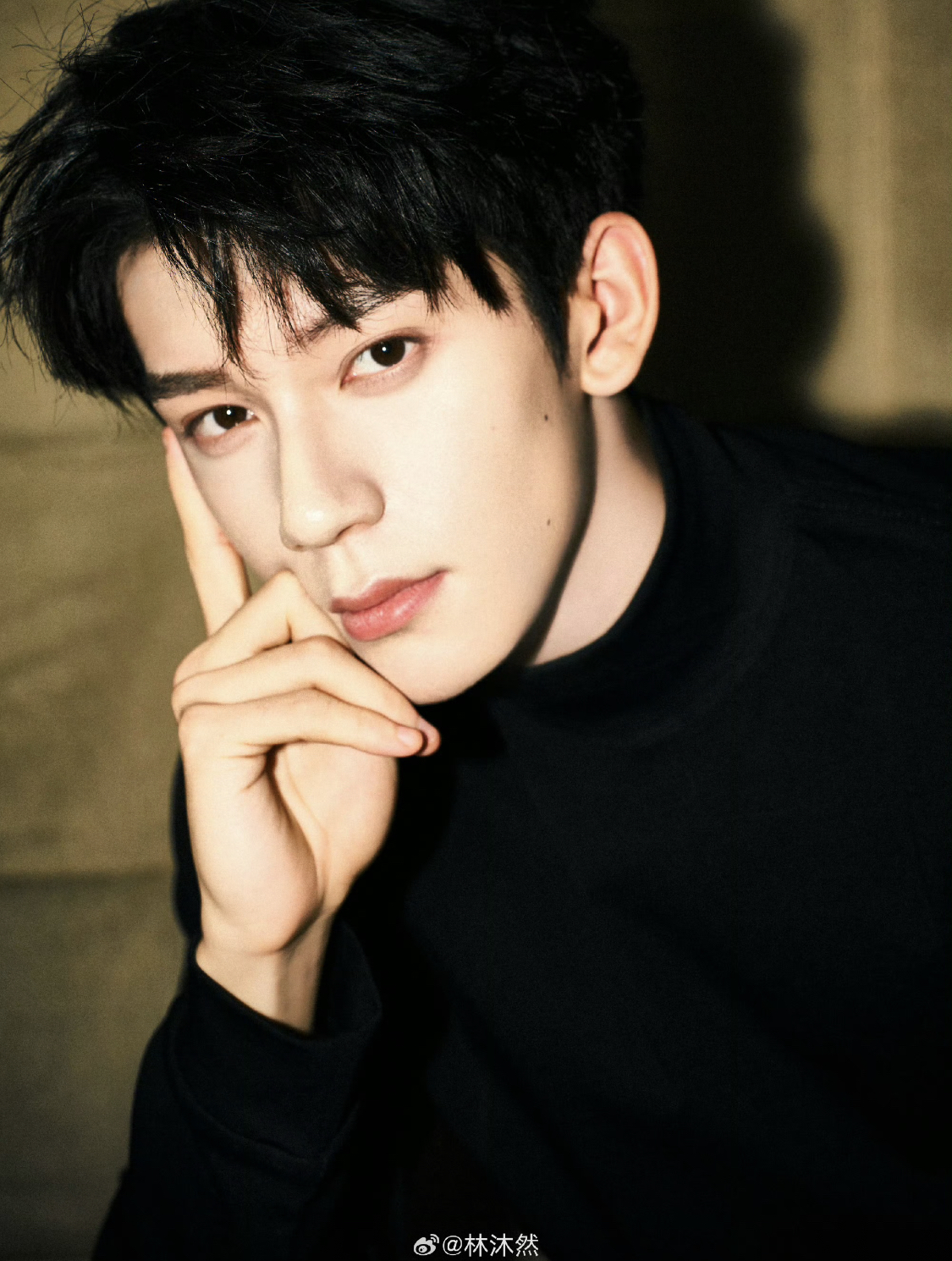 Nhan sắc sau 10 năm của em bé được nửa showbiz bế trên tay đang viral khắp MXH